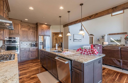 Fruita House | Mimosa Fields: Designer Kitchen w/Outdoor Oasis