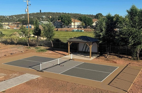 Payson House | Mini Cabin stay with pickleball court!