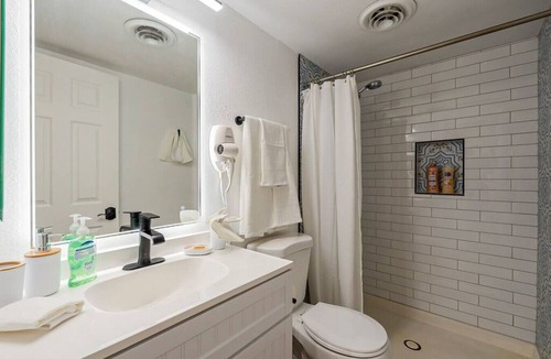 Fashion Square Apartment | Minimalist 2BR Condo 6min to Downtown Scottsdale