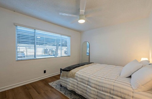 Fashion Square Apartment | Minimalist 2BR Condo 6min to Downtown Scottsdale