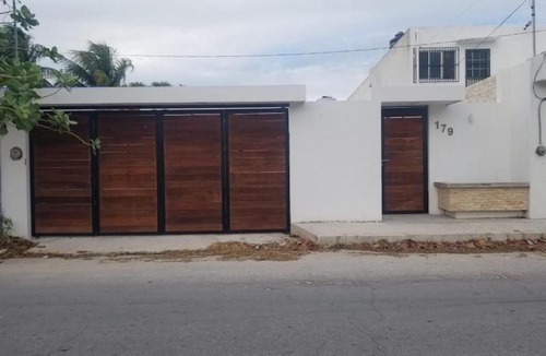 Chicxulub Puerto House | Minimalist house with pool and patio