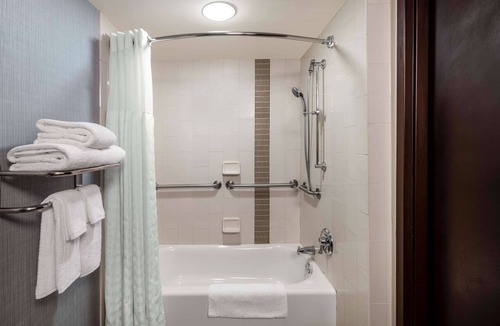 St. Johns Hotel | Minutes Away from Barton Springs! Pets Allowed, Outdoor Pool, FREE Parking!