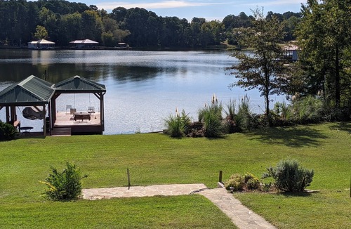 Berryville House | Miss Piggy's Edgewater Guest House 2 of 2, on the Cove, Lake Palestine, 8 beds