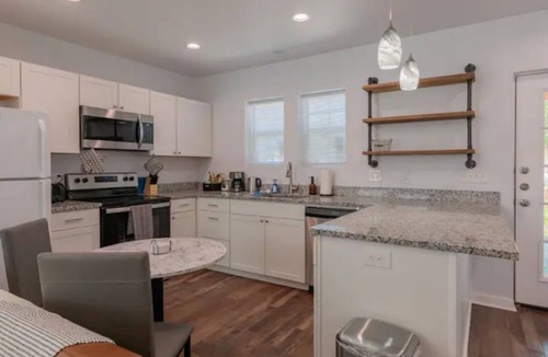 Riverside House | Modern 1BD King Cottage-Private Yard & Deck Fast Wifi + Free Parking