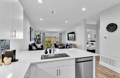 Oak Lawn Apartment | Modern 1BR/1BA OakLawn – Near Uptown & Medical District W/Free Parking + EV