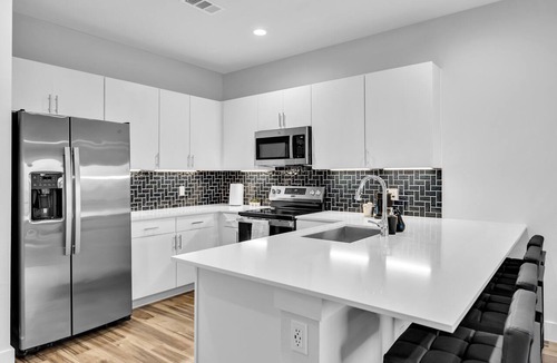 Oak Lawn Apartment | Modern 1BR/1BA OakLawn – Near Uptown & Medical District W/Free Parking + EV