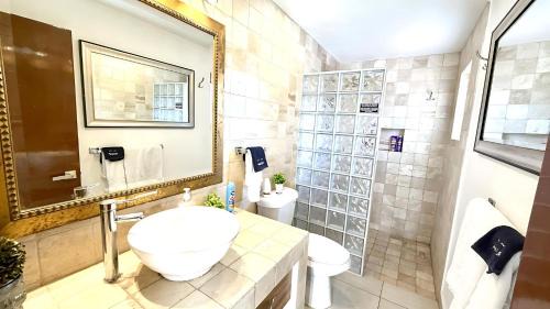 San Antonio Tlayacapan House | Modern 2 Bed Retreat-Great Location-Patio-Gym-Pickleball Court-Golf Cart-Scooter