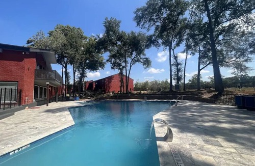 Garden Oaks Apartment | Modern 2BR Apt Pool+Gym+Free Parking Near Galleria