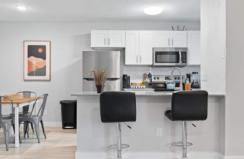 North University Apartment | Modern 2BR Near UT Hyde Park Evonify
