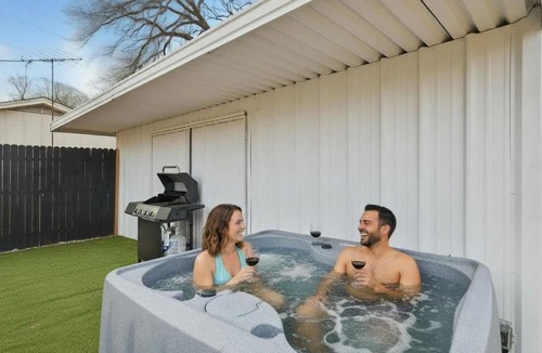 Haltom City Apartment | Modern 2BR Unit Hot Tub