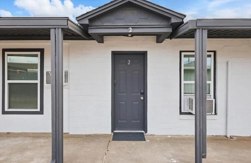 Haltom City Apartment | Modern 2BR Unit Hot Tub