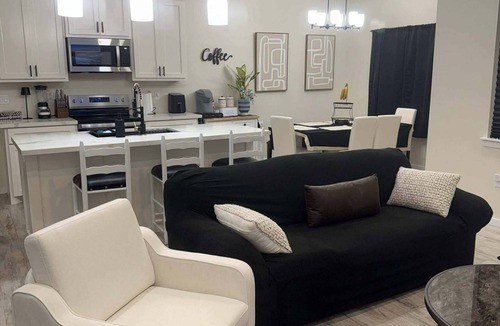 Harlingen House | ⭐️Modern 3BR Retreat : Pergola, Waterfall Showers & Backyard Oasis -Pet Friendly