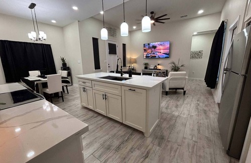 Harlingen House | ⭐️Modern 3BR Retreat : Pergola, Waterfall Showers & Backyard Oasis -Pet Friendly
