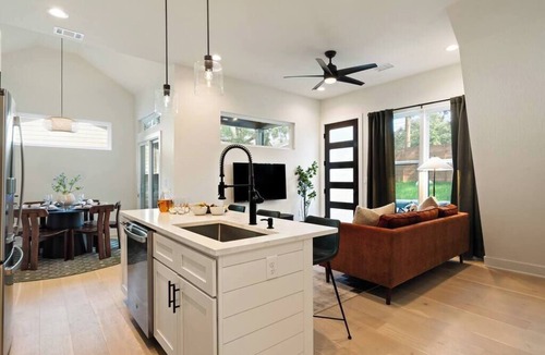 MLK House | Modern 4BR House in Trendy East ATX w/Hot Tub! Near All Austin Hot Spots!