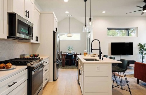 MLK House | Modern 4BR House in Trendy East ATX w/Hot Tub! Near All Austin Hot Spots!