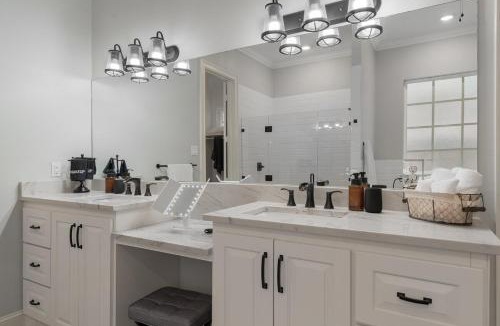 Irving House | Modern 4BR Retreat, Hot Tub, Game Room near DFW