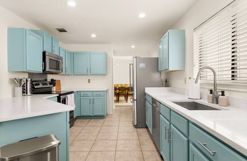 Wetmore House | ​Modern 4BR with Pool & bbq & Fire Pit & Home Theatre &Game Room—Near Six Flags!