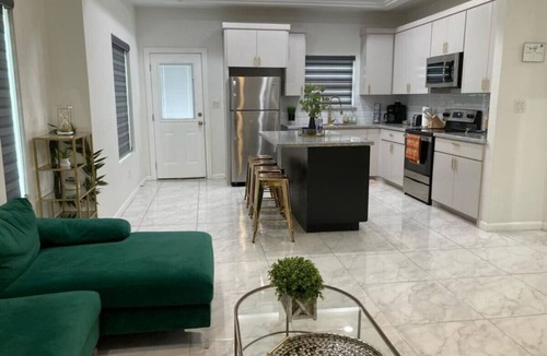 San Juan Apartment | Modern and cozy. Off Expwy 83