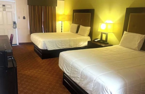 Whitesboro Hotel | Modern and Relaxing 2 Queen Beds Near Lake Dealey - Explore Whitesboro Easily