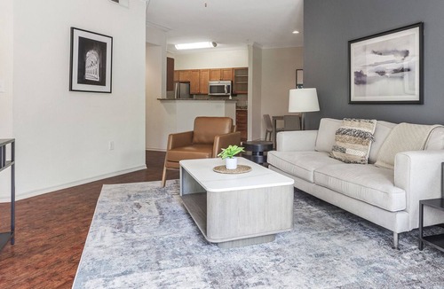 Falconhead Apartment | Modern Apartment in Prime Location (ID3084)