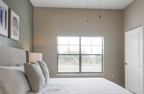Hill Country Galleria Apartment | Modern Apartment in Prime Location (ID8961X66)