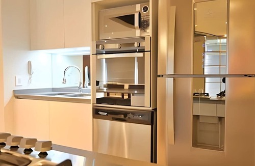 Financial District House | Modern apartment w/pool & hot tub