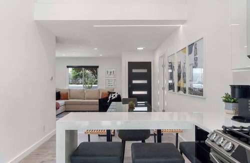 Austin House | Modern ATX 4BR | HotTub, Mini Golf, & Basketball