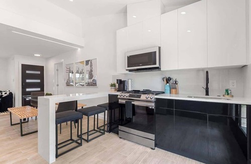 Austin House | Modern ATX 4BR | HotTub, Mini Golf, & Basketball