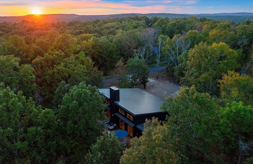 Hochatown Cabin | Modern Broken Bow Cabin w/Hot Tub, Deck Views & Pet Friendly Stay