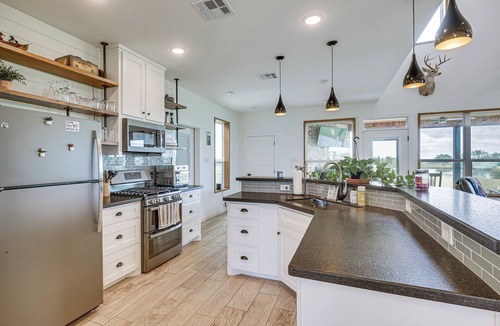 Bryan House | Modern Bryan Farmhouse on 1 Acre w/Hot Tub!