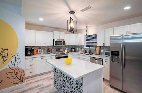 Westbury House | Modern Chic Living 4BRs Home - Prime Location