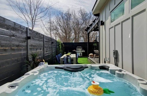 East MLK House | Modern Construction with Private Hot Tub