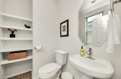 Woodlake - Briar Meadow House | Modern Cozy Home in Houston Galleria and NRG 4BR 4BA