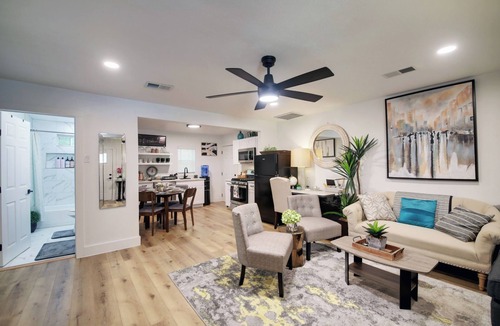 Dawson House | Modern, Cozy, & Stylish Downtown Retreat - 5 Star Location & Amenities!