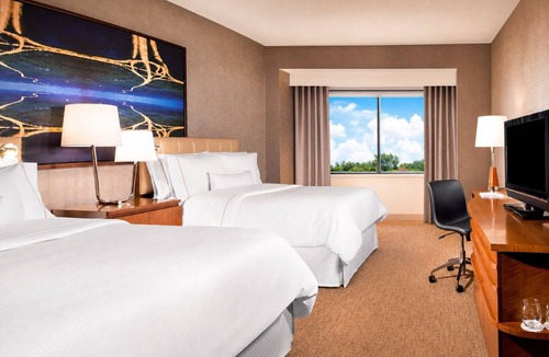 Park Central Hotel | Modern Dallas Stay Near Park Central Mall! 3 Units, Outdoor Pool, Pets Allowed!