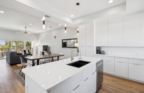 Historic Garderns House | Modern downtown San Antonio rooftop townhouse with stunning Alamo dome views! Each bedroom has a private bath, plus 3 parking spots w/dedicated workspace. Walk to River Walk & Enjoy skyline views from your private rooftop terrace!