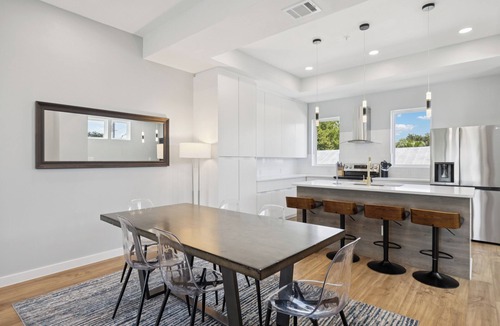 Historic Garderns House | Modern downtown San Antonio rooftop townhouse with stunning Alamo dome views! Each bedroom has a private bath, plus 3 parking spots w/dedicated workspace. Walk to River Walk & Enjoy skyline views from your private rooftop terrace!