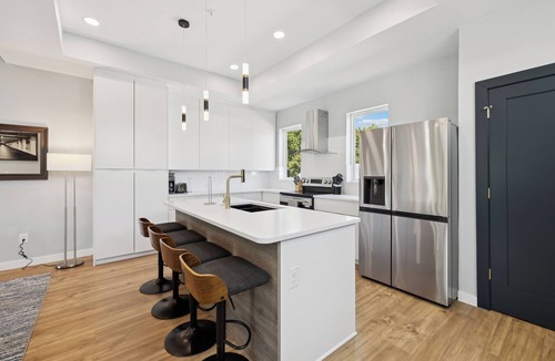 Historic Garderns House | Modern downtown San Antonio rooftop townhouse with stunning Alamo dome views! Each bedroom has a private bath, plus 3 parking spots w/dedicated workspace. Walk to River Walk & Enjoy skyline views from your private rooftop terrace!