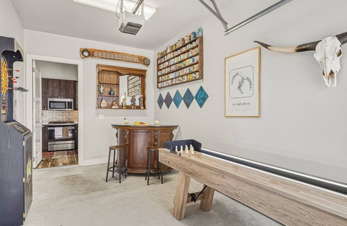 Govalle House | Modern East Austin Home-1 King Room-Game Room
