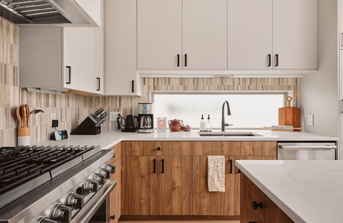 Govalle House | Modern East Austin Pool Home - Sleeps 8 - 8 Min DT