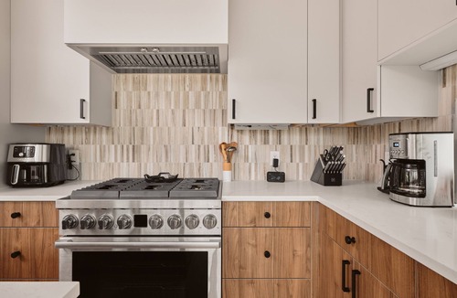 Govalle House | Modern East Austin Pool Home - Sleeps 8 - 8 Min DT