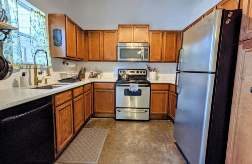 Irving House | Modern Eco-Friendly Townhouse; Walk to Park & Recreation King Bed