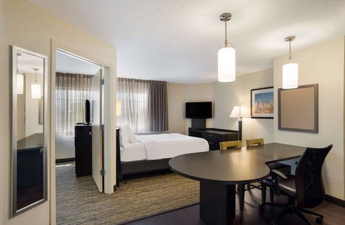 Las Colinas Hotel | Modern Escape | Pet-Friendly, Full Kitchen with Free WiFi!