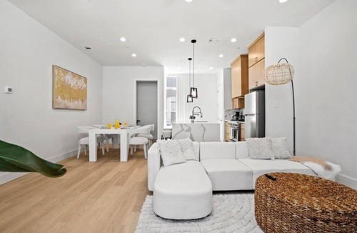 Old East Dallas House | Modern Escape with Private Rooftop & City Views
