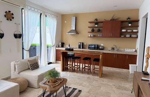 La Veleta House | Modern Gated Townhome. 3BR for 6 guests. Walk to Restaurants. Private Jacuzzi