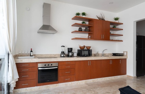 La Veleta House | Modern Gated Townhome. 3BR for 6 guests. Walk to Restaurants. Private Jacuzzi