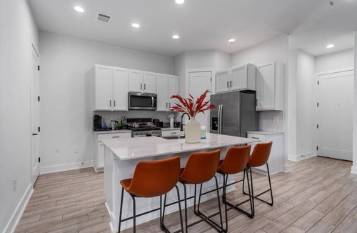 University Hills and Windsor Park Villa | Modern Group Stay with Comfy Beds, Big Couch & Fully Stocked Kitchen