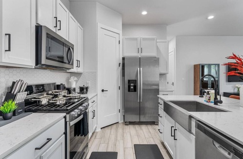 University Hills and Windsor Park Villa | Modern Group Stay with Comfy Beds, Big Couch & Fully Stocked Kitchen
