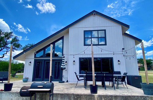 Rio Frio House | Modern Hill Country Stunner! Mountain Views, Super Close Frio River & Garner.
