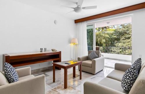 Conchas Chinas House | Modern hillside suite with balcony, city view, pools, gym & full kitchen